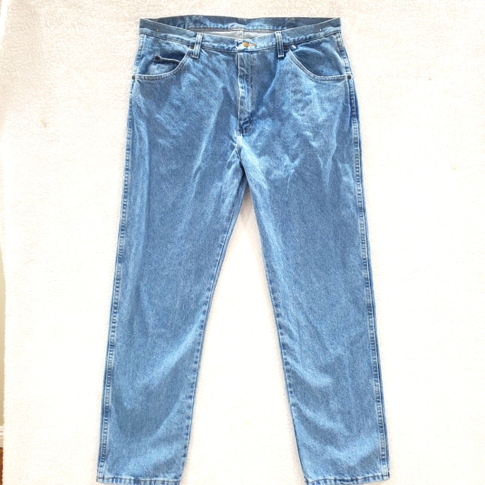 Wrangler Men's 38x32 Blue Light Wash Regular Fit Denim Jeans Zip Fly Stretch.